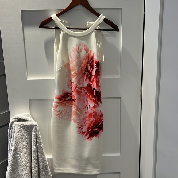 Stunning guess white flower dress - Picture 1 of 6